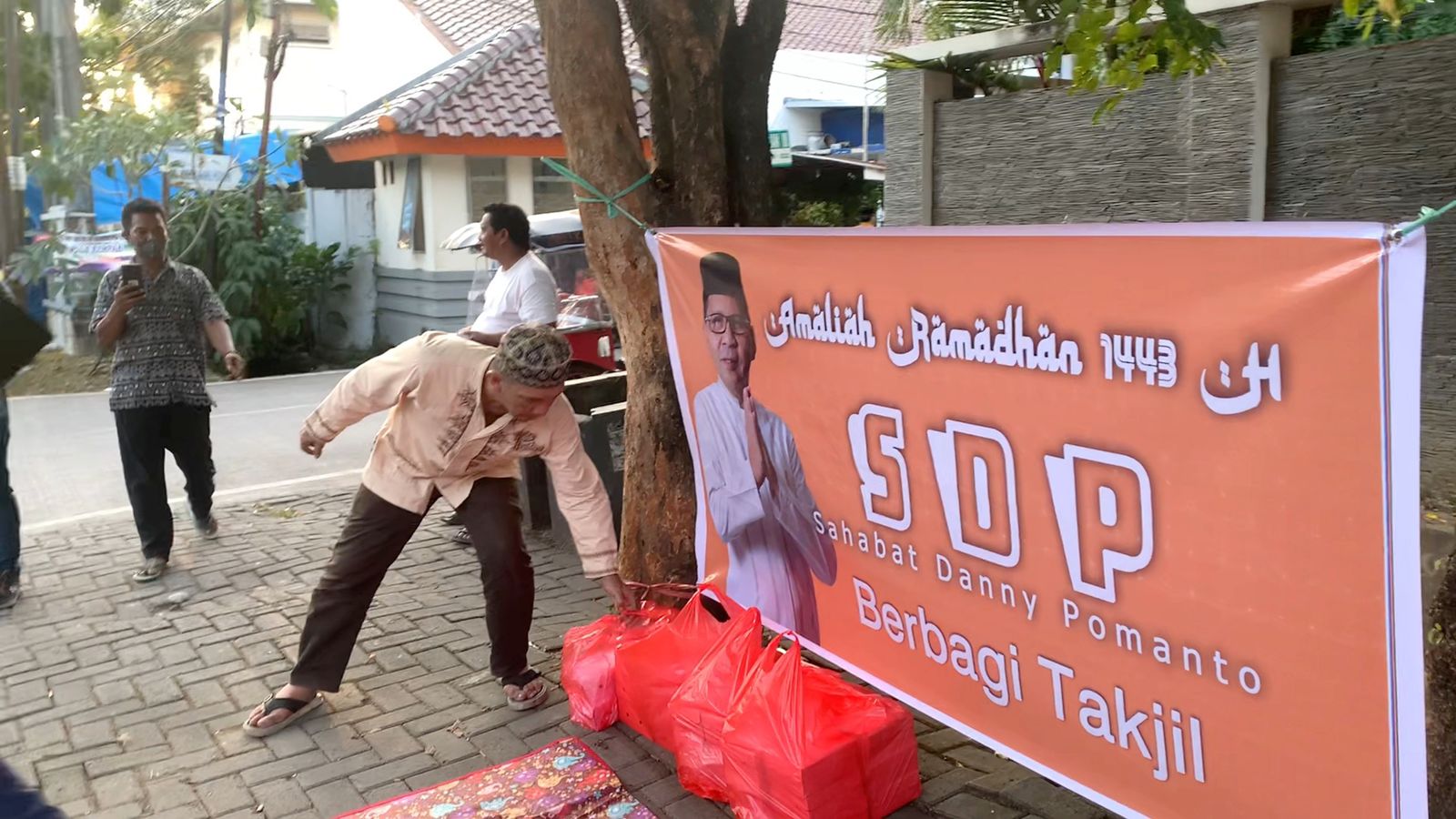 Sahabat DP Berbagi Takjil di Jalan Pendidikan