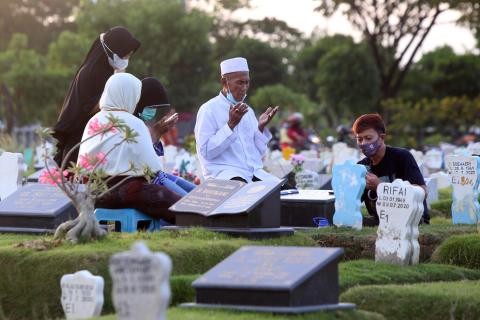 Ziarah Kubur Saat Hari Raya Idul Fitri, UAS: Tidak Selayaknya Membangkitkan Kesedihan di Hari Raya