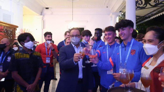 Sambut Pemain Barcelona dan Atletico Madrid, Anies Baswedan Suguhkan Bir Pletok