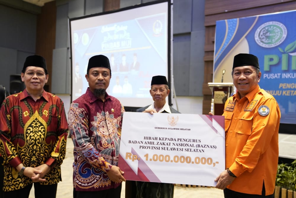 Gubernur Sudirman Serahkan Hibah Rp3 Miliar ke MUI dan BAZNAS Sulsel 