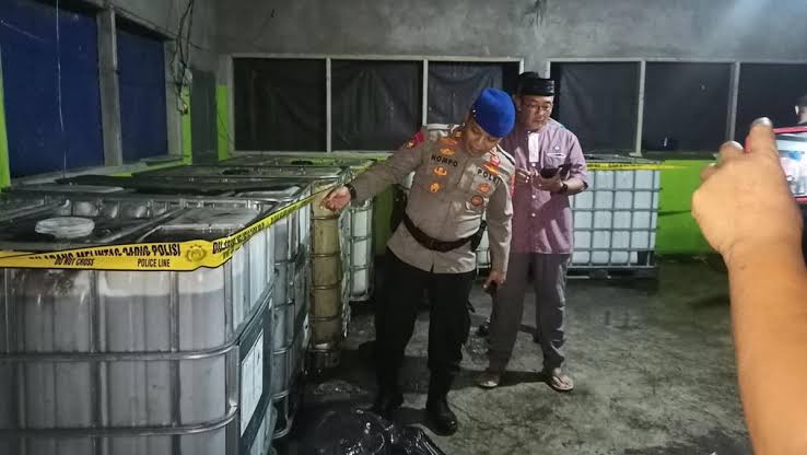 Gudang Penimbunan Solar di Sinjai Digerebek Polisi, 2 Ton BBM Disita 