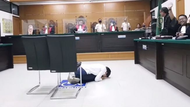 Vonis Bebas, Nikita Mirzani Langsung Sujud Syukur, Pelapornya Empat Kali tak Hadiri Sidang