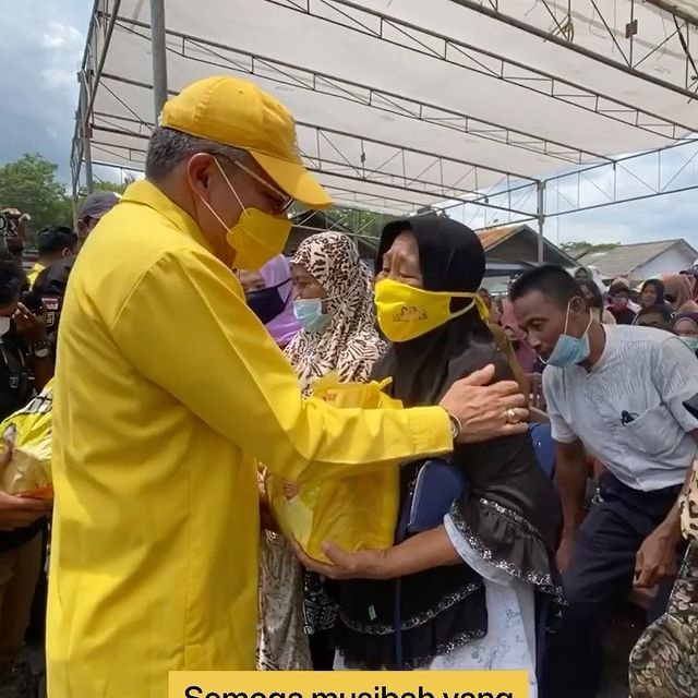 Taufan Pawe Beri Bantuan Korban Kebakaran di Pasar Sentral Sinjai