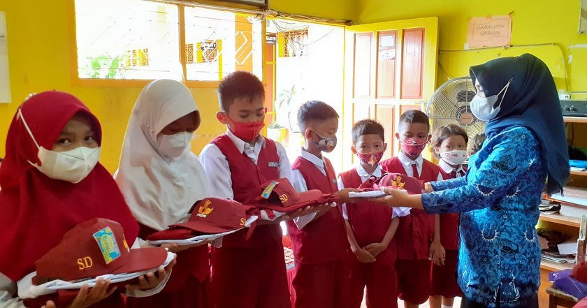 975 Seragam Sekolah Diberikan Kepada Siswa Kurang Mampu, Taufan Pawe: Semoga Semangat Menuntut Ilmu