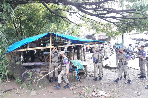 Atas Laporan PDAM, Satpol PP Tertibkan Puluhan Lapak Pedagang Kaki Lima di Jalan Abdesir