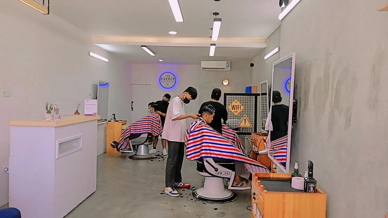 Bendahara Hipmi Buka 3 Cabang Barber Bankers di Mamuju