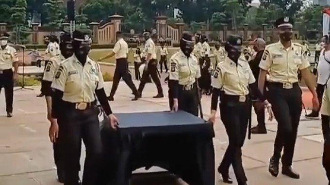 Seragam Satpam Kini Berubah Jadi Warna Krem, Netizen Malah Bilang Mirip Polisi India