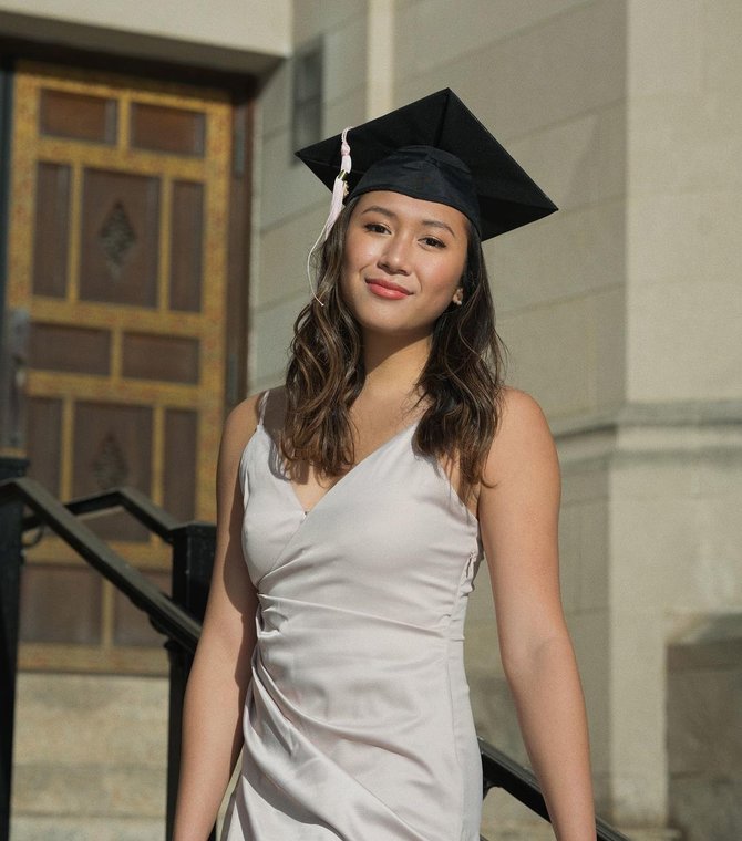 Hebat! Maura Munaf, Adik Sherina Menang Kompetisi Desain Poster di Amerika