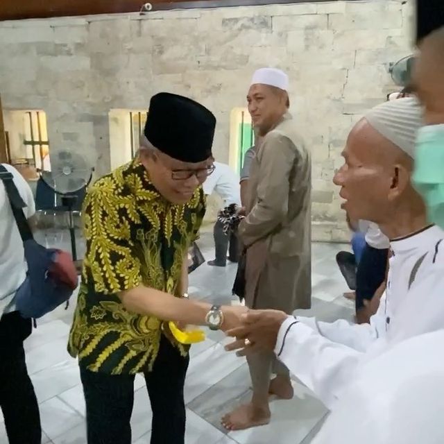 Bersilaturrahmi dengan Warga Palopo, Taufan Pawe Nikmati Cendol dan Pentolan