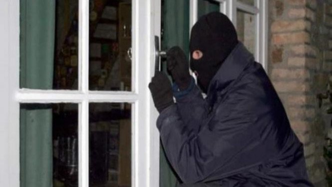 Maling Dikira Kucing, Jatuh dari Plafon Rumah Saat Beraksi