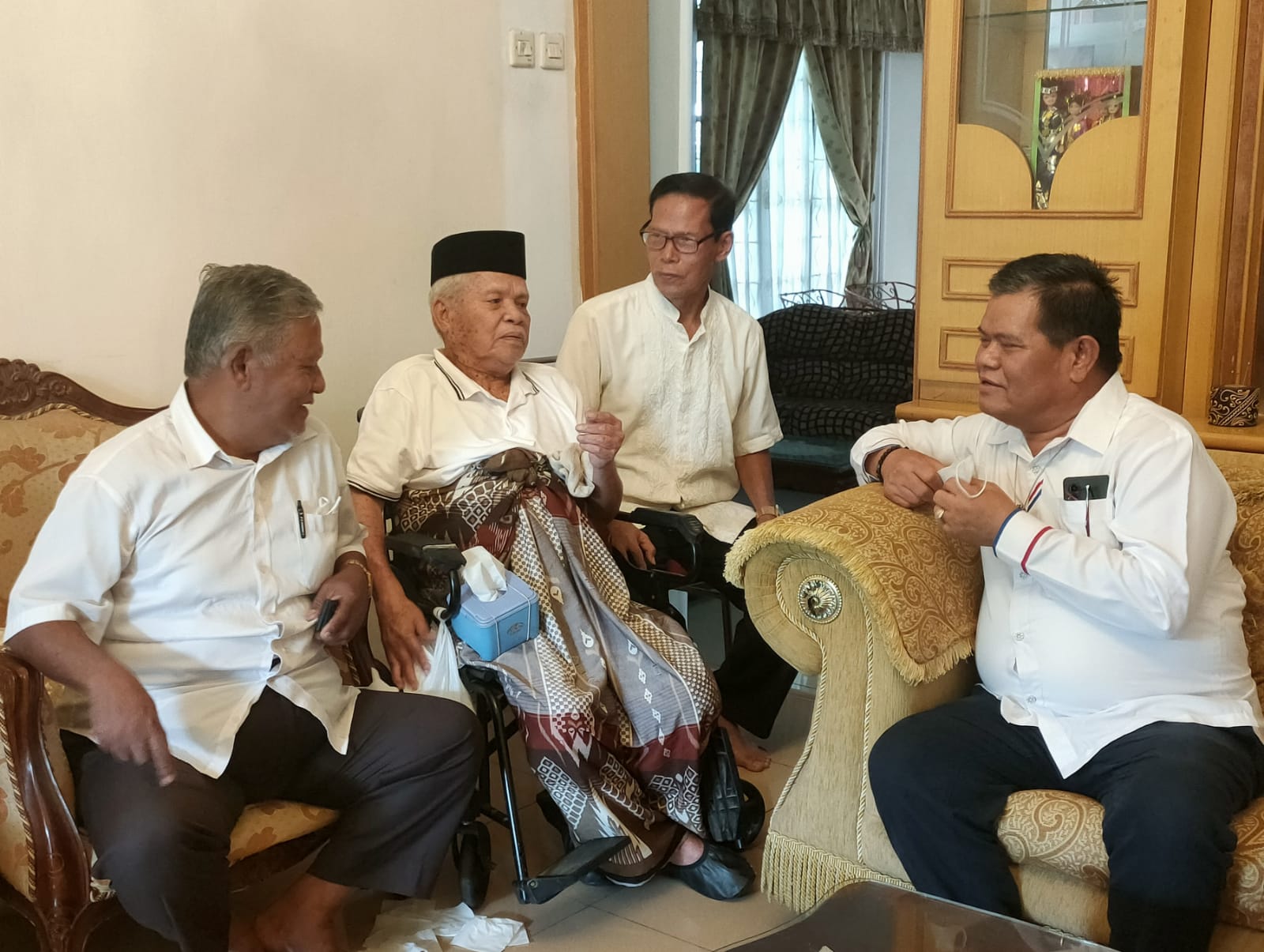 Perkuat Silaturahmi, Prof Husain Syam Temui Tokoh Sulbar Haji Zikir