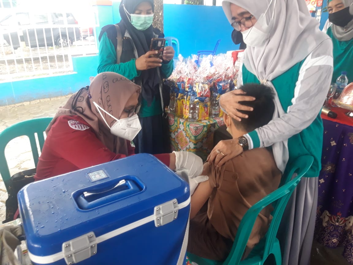 Vaksinasi Anak di Mamuju Dilaksanakan di Halaman SD, Orangtua Murid Berharap Murid Bisa Belajar dengan Normal Lagi