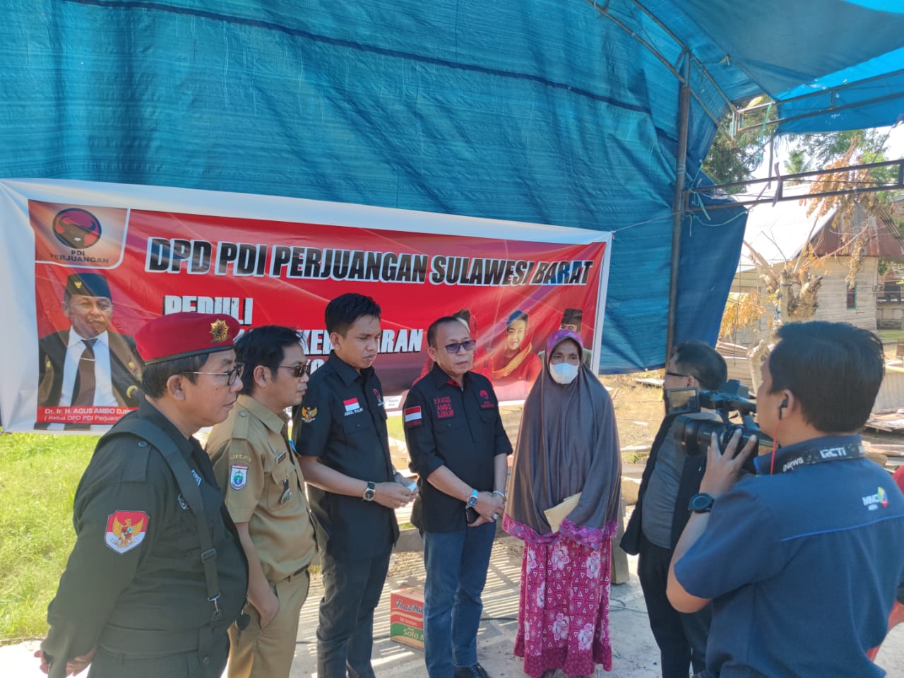 Ketua PDIP Sulbar Serahkan Bantuan pada Korban Kebakaran di Wonomulyo