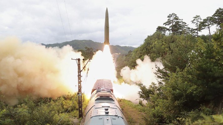 Di Tengah Rentetan Sanksi dari Amerika, Korea Utara Sukses Luncurkan Rudal Balistik dari Kereta Api