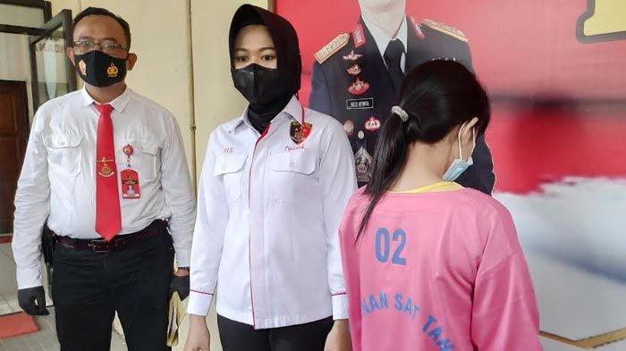 Jadi Tersangka Kasus Investasi Bodong, 2 Cewek 20-an Tahun Langsung Ditahan Polres Tuban