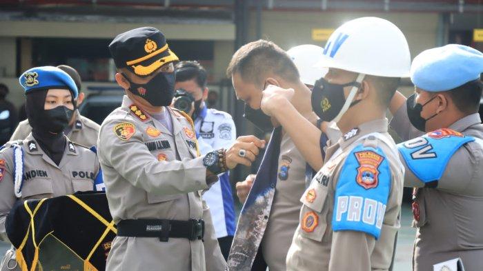 Berbuat Asusila Terhadap Mahasiswi, Bripka Bayu Dipecat dan Seragamnya Dicopot saat Upacara