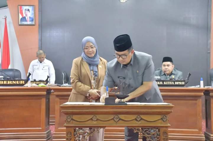Empat Ranperda Ditetapkan Menjadi Perda, Akmal Malik Apresiasi DPRD Sulbar