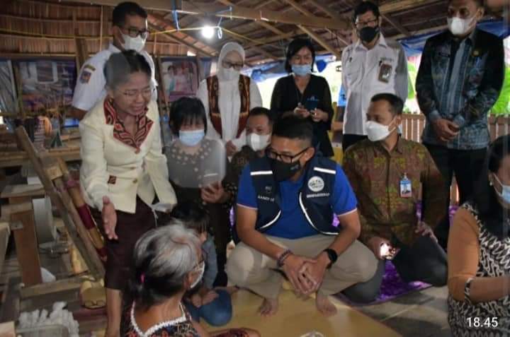 Kunjungi Rumah Tenun Sekomandi di Mamuju, Sandiaga Uno Langsung Serahkan Bantuan Rp50 Juta