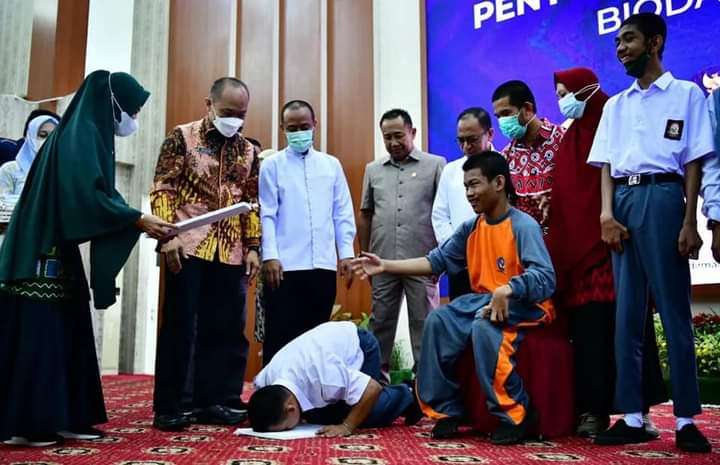 Terima E-KTP dari Gubernur Sulsel, Penyandang Disabilitas Langsung Sujud Syukur