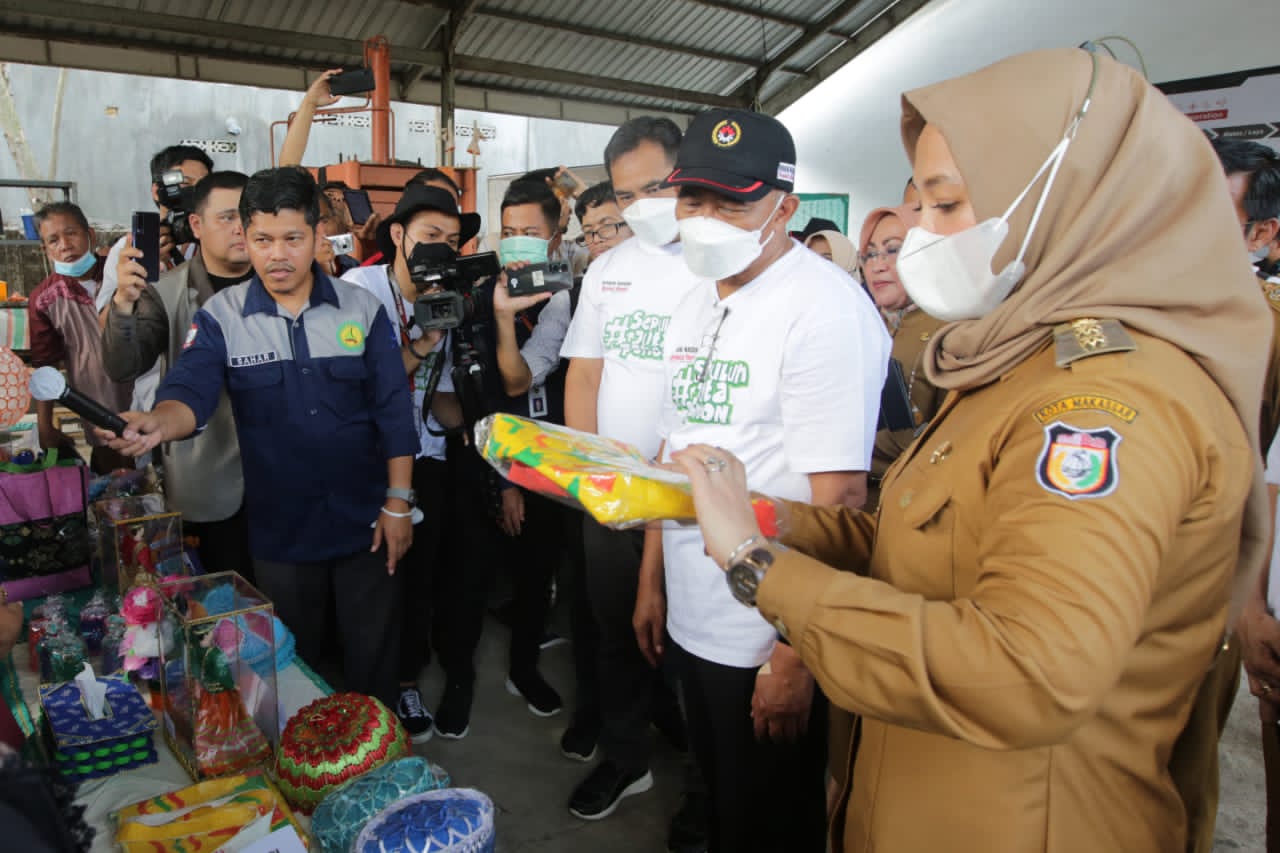Wakil Walikota Makassar Dampingi Menko PKM Tinjau Bank Sampah Paccerakkang