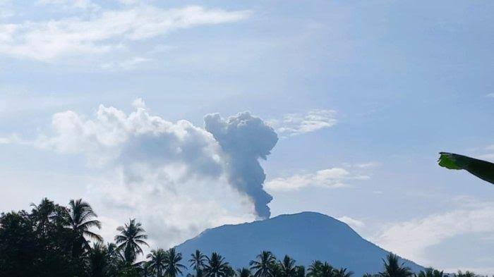 Gunung Ibu di Maluku Utara Erupsi, Warga Diimbau Jauhi Radius 3 Kilometer