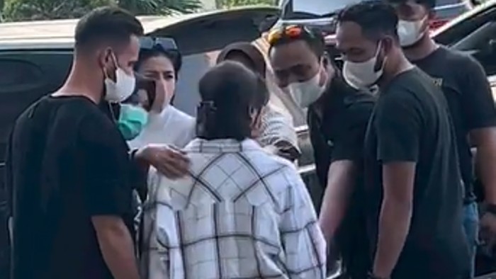 Nikita Mirzani Ditangkap Polresta Serang saat Sedang Bersantai di Senayan City