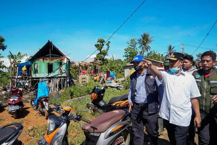 Kunjungi Korban Angin Puting Beliung di Maros, Gubernur Sudirman Beri Dukungan Moril dan Bantuan Logistik