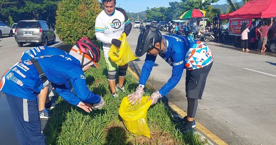 World Bicycle Day, MarseL dan Komunitas Sepeda Bersihkan Sampah di Sekitar Arteri Mamuju