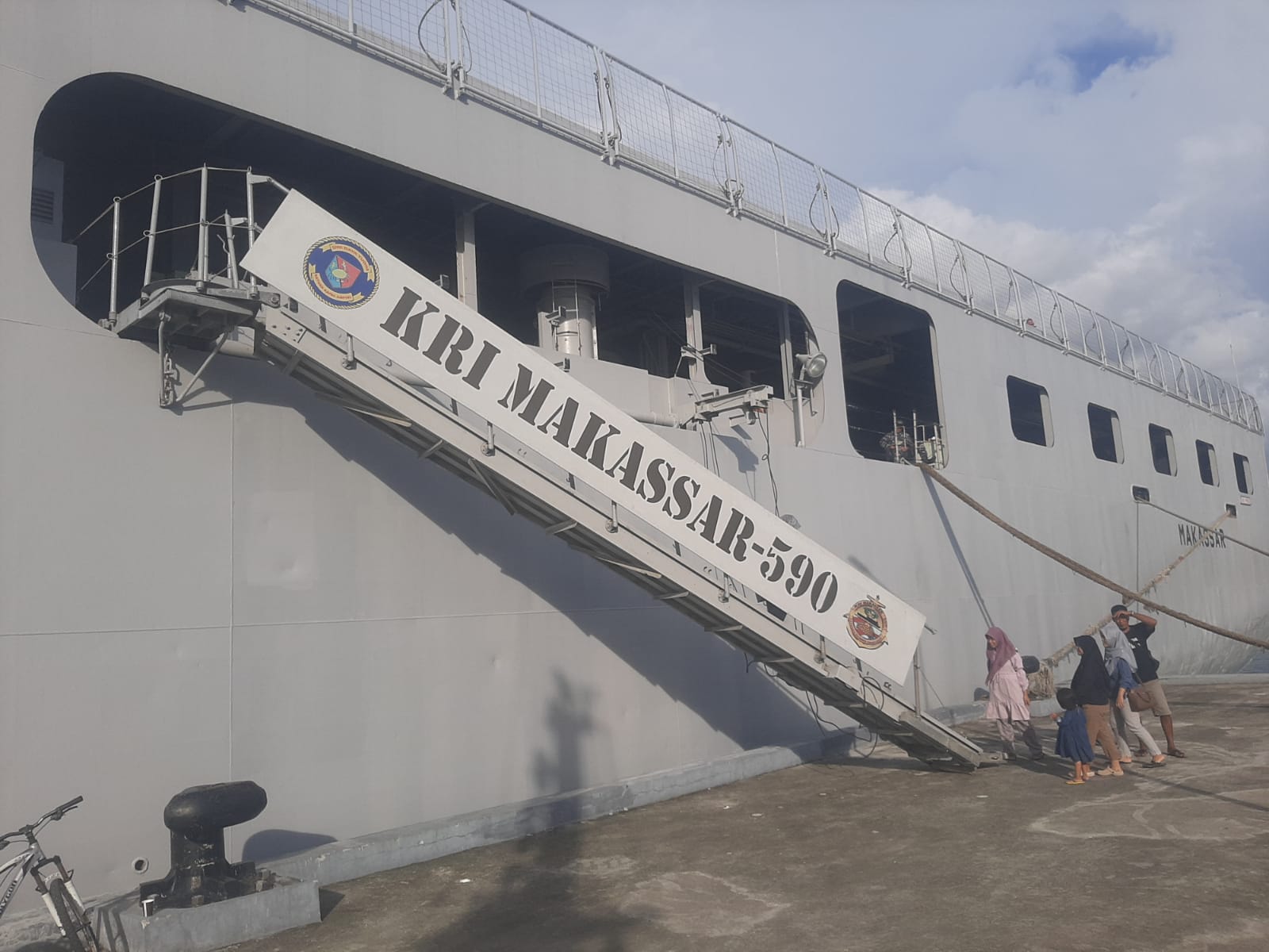 Kapal Perang KRI Makassar Dandar di Mamuju, Masyarakat Bebas Melihat dari Dekat