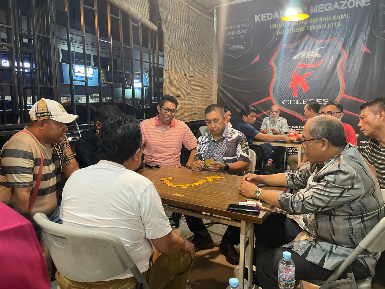 Pangdam Hasanuddin Ngopi dan Main Domino Bareng IAS dan SAdAP di Warkop 