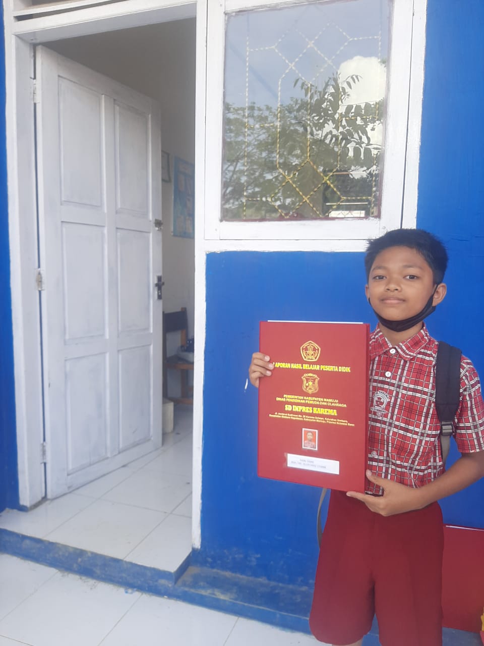 Siswa SD Karema Antusias Penerimaan Rapor Disertai Makan-makan, Setelah Ditiadakan 2 Tahun Karena Pandemi