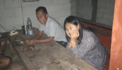 Tertangkap Basah Berduaan dengan Istri Warganya Sendiri, Oknum Kades Minta Ampun saat Diarak Massa