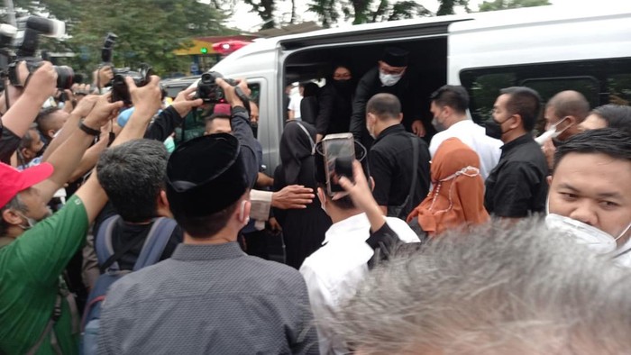 Menteri Hingga Ketua PSSI Sambut dan Salatkan Jenazah Eril di Bandara Soetta