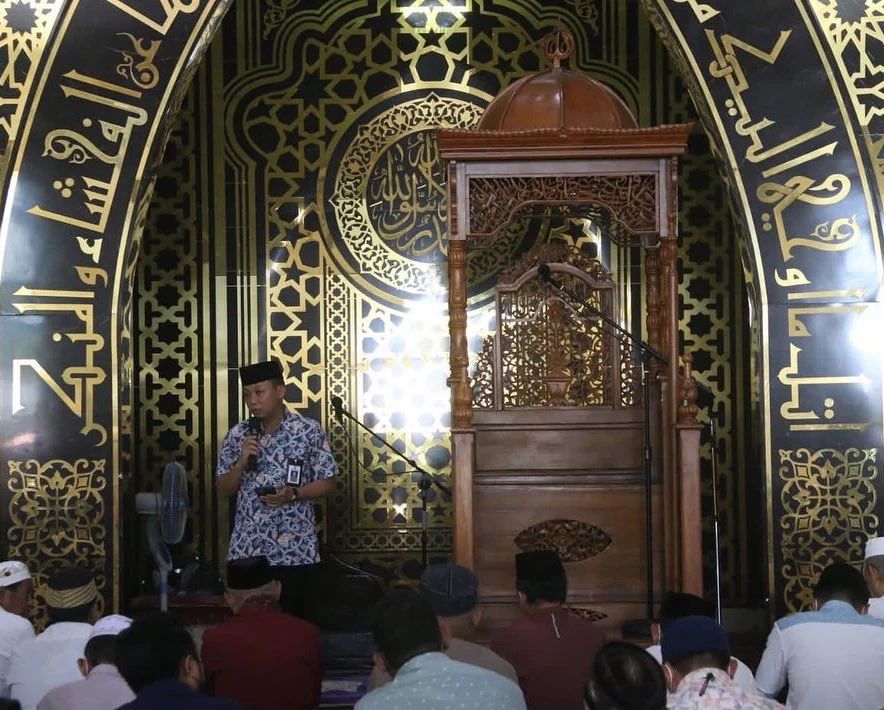 Sholat Jumat Bersama Warga Tammua, Camat Tallo Ajak Bersinergi Sukseskan Program Pemkot