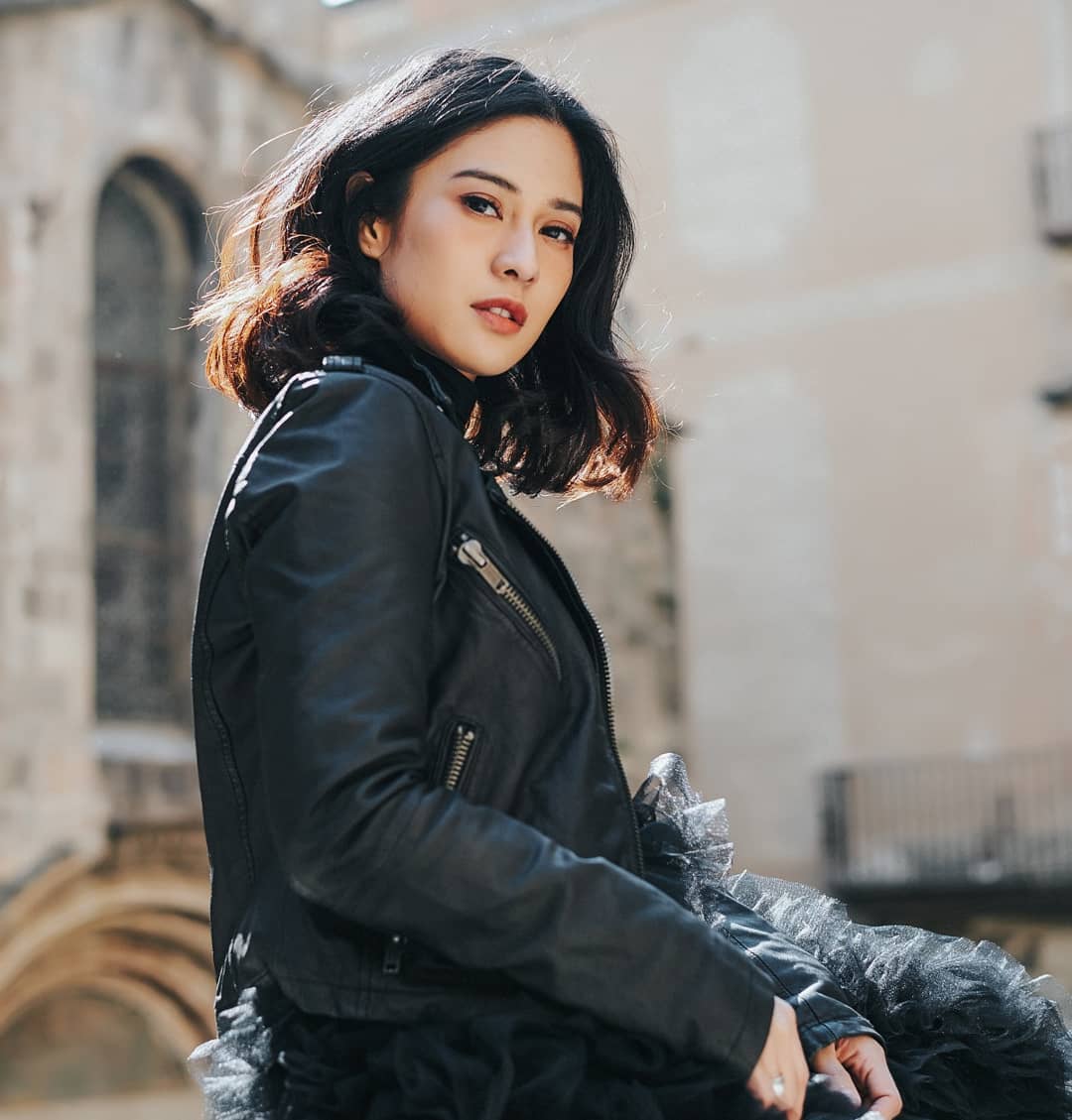 Pesona Dian Sastro di Usia Matang 40 Tahun, Cemerlang di Depan dan Belakang Layar  