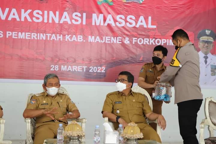 Gubernur Sulbar Pantau Vaksinasi Massal di Majene