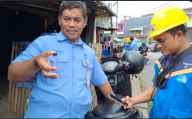 Warga Antang Keluhkan Genangan di Jalan, Petugas PDAM Langsung ke Lapangan, Ternyata Drainase Tersumbat
