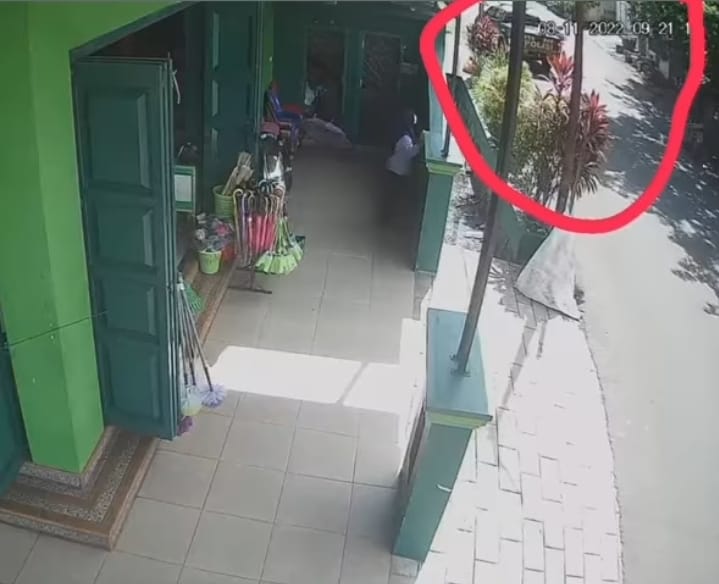 Mobil Patroli Polisi Tabrak Lari Pengendara Motor di Parepare, Korbannya Ayah dan Anak Berboncengan 