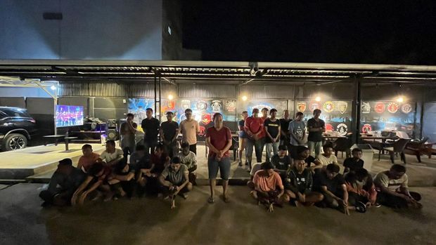 Polisi Gerebek Judi Sabung Ayam di Makassar, 32 Orang Ditangkap Jutaan Uang Disita 