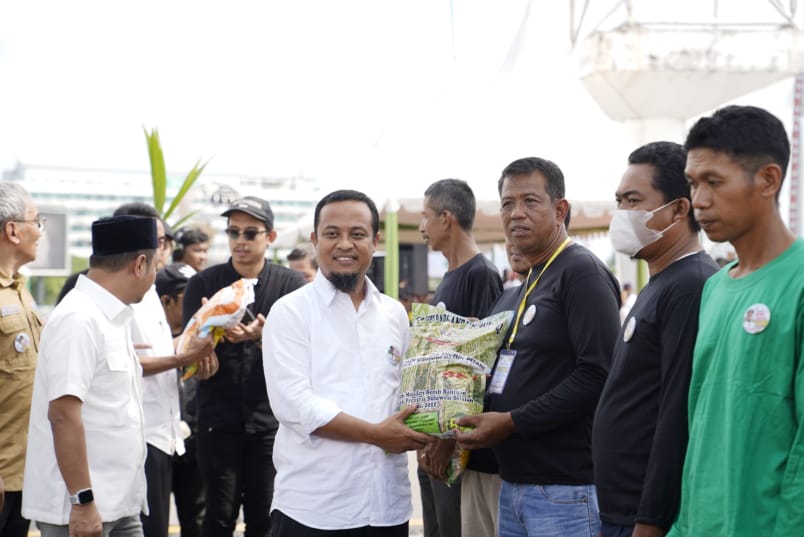 Gubernur Sulsel Salurkan Bantuan Senilai Rp66 Miliar untuk Petani
