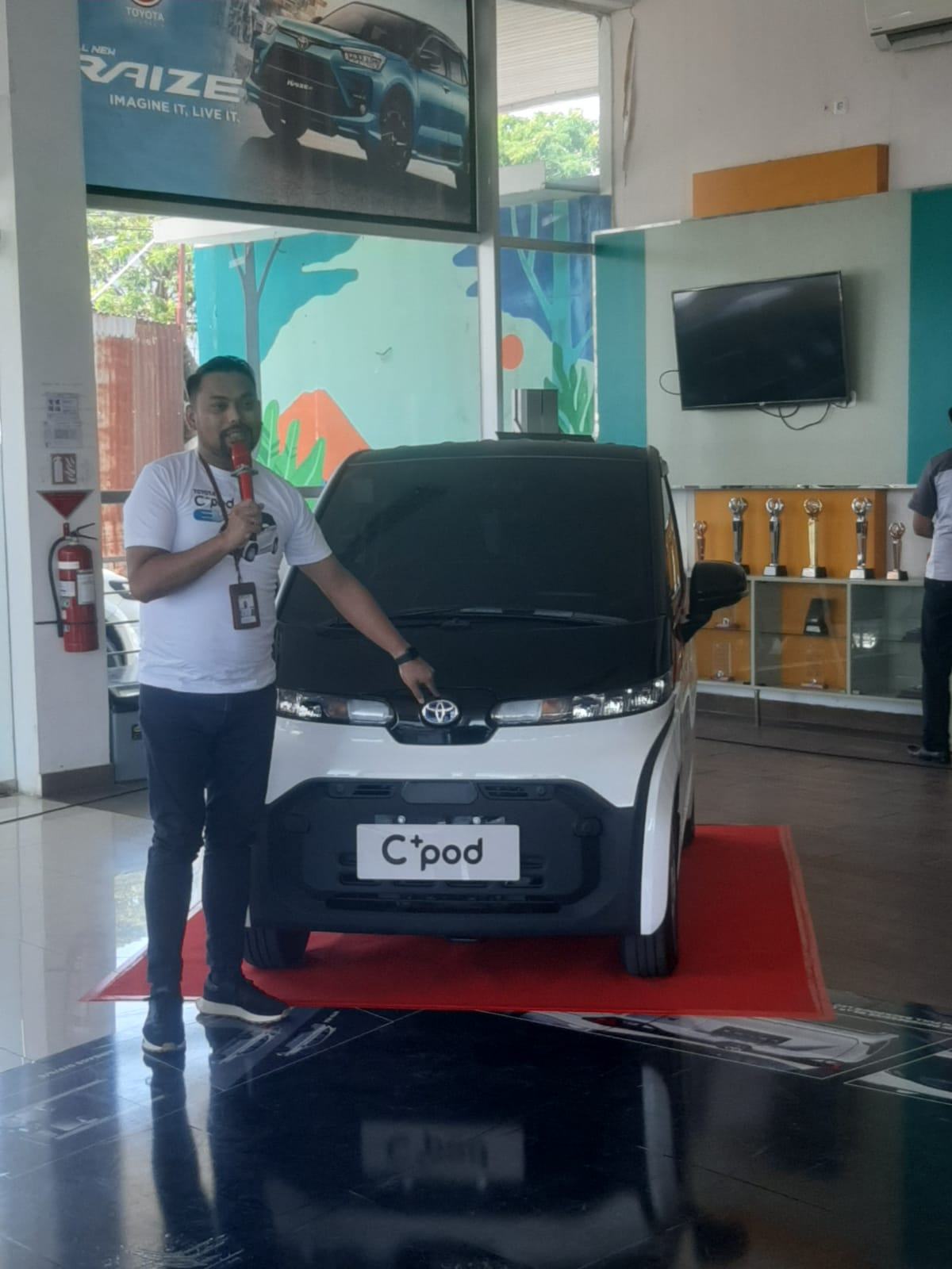 Mobil Listrik Toyota Diperkenalkan di Mamuju 