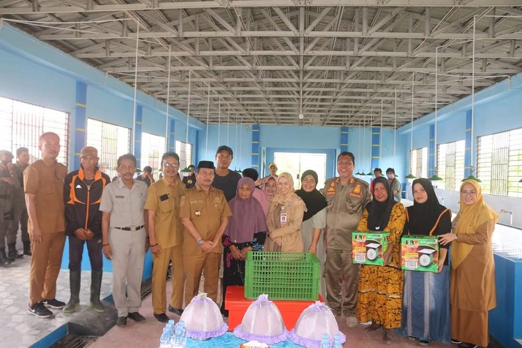 Agar Pedagang Ikan Betah Berdagang di Pasar Smart, Bupati Beri Bantuan Keranjang Hingga Boks Pendingin