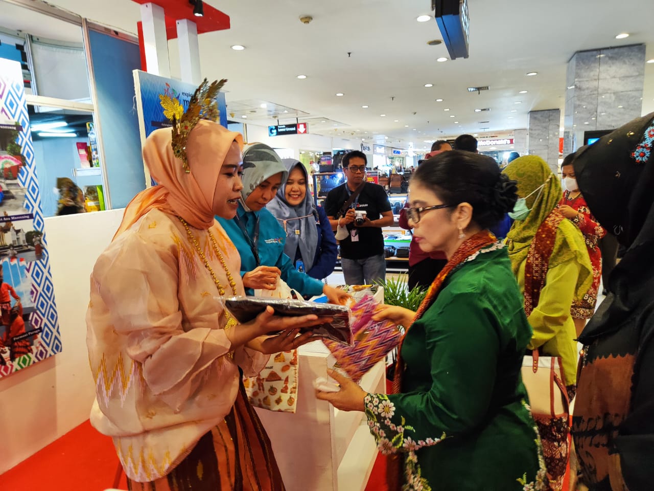 Kunjungi Stand Dispar Makassar di PDN Expo, Wakil Ketua TP PKK DIY Lihat Sejumlah Potensi Pariwisata Makassar