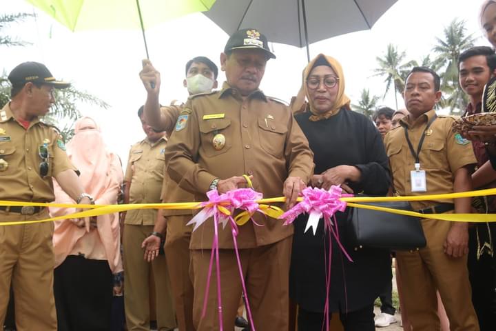Bupati Bersama Ketua TP PKK Pasangkayu Resmikan Kampung Durian di Desa Kalola