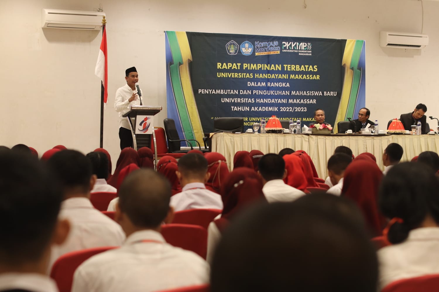 Ketua DPRD Rudianto Lallo Memotivasi Ratusan Mahasiswa Baru Universitas Handayani