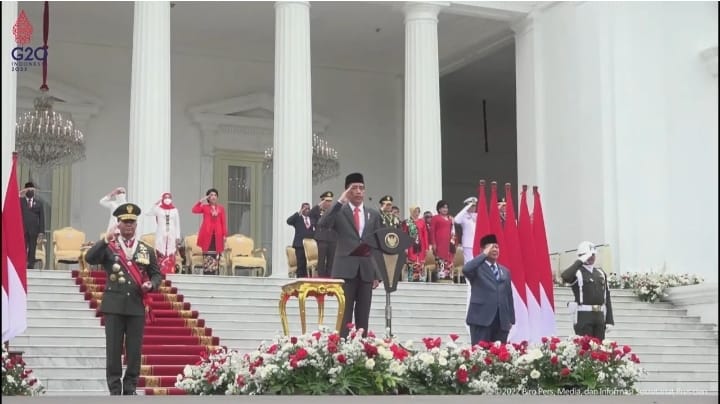 Jokowi Pimpin Upacara HUT ke-77 TNI, Kendaraan Tempur Berbaris di Istana