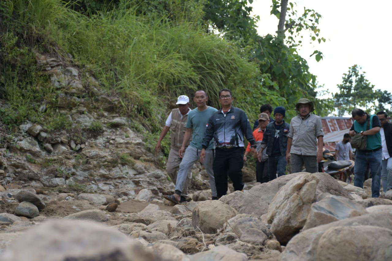 Kunjungi Korban Banjir, Pj Gubernur Minta Daerah Terisolir Segera Tertangani