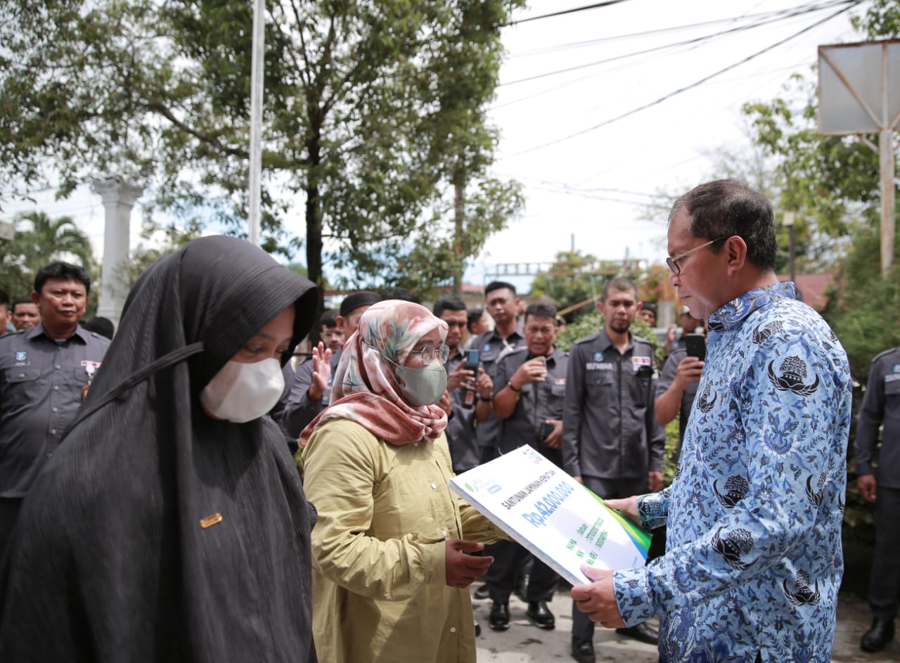 Danny Pomanto Serahkan Santunan Jaminan Kematian ke Ahli Waris Jukir Perumda Parkir