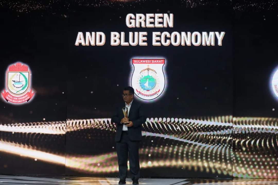 Pj Gubernur Terima Penghargaan Indonesian Awards 2022, Akmal Malik: Ini Untuk Masyarakat Sulbar