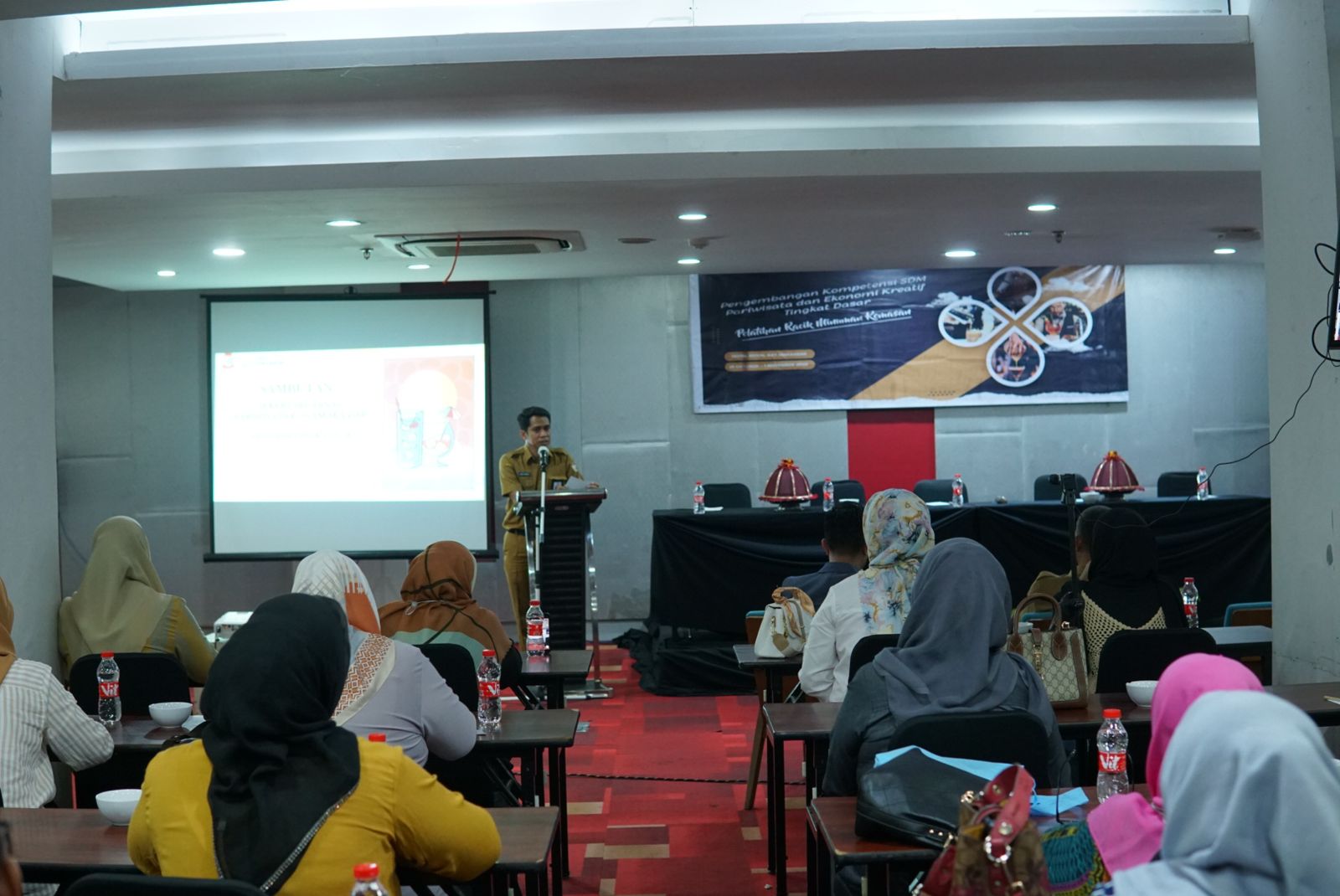 Dispar Adakan Pengembangan Kompetensi SDM Pariwisata dan Ekraf, Pelatihan Racik Minuman Kemasan